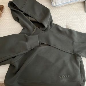 LuLu Lemon sweatshirt-somewhat cropped